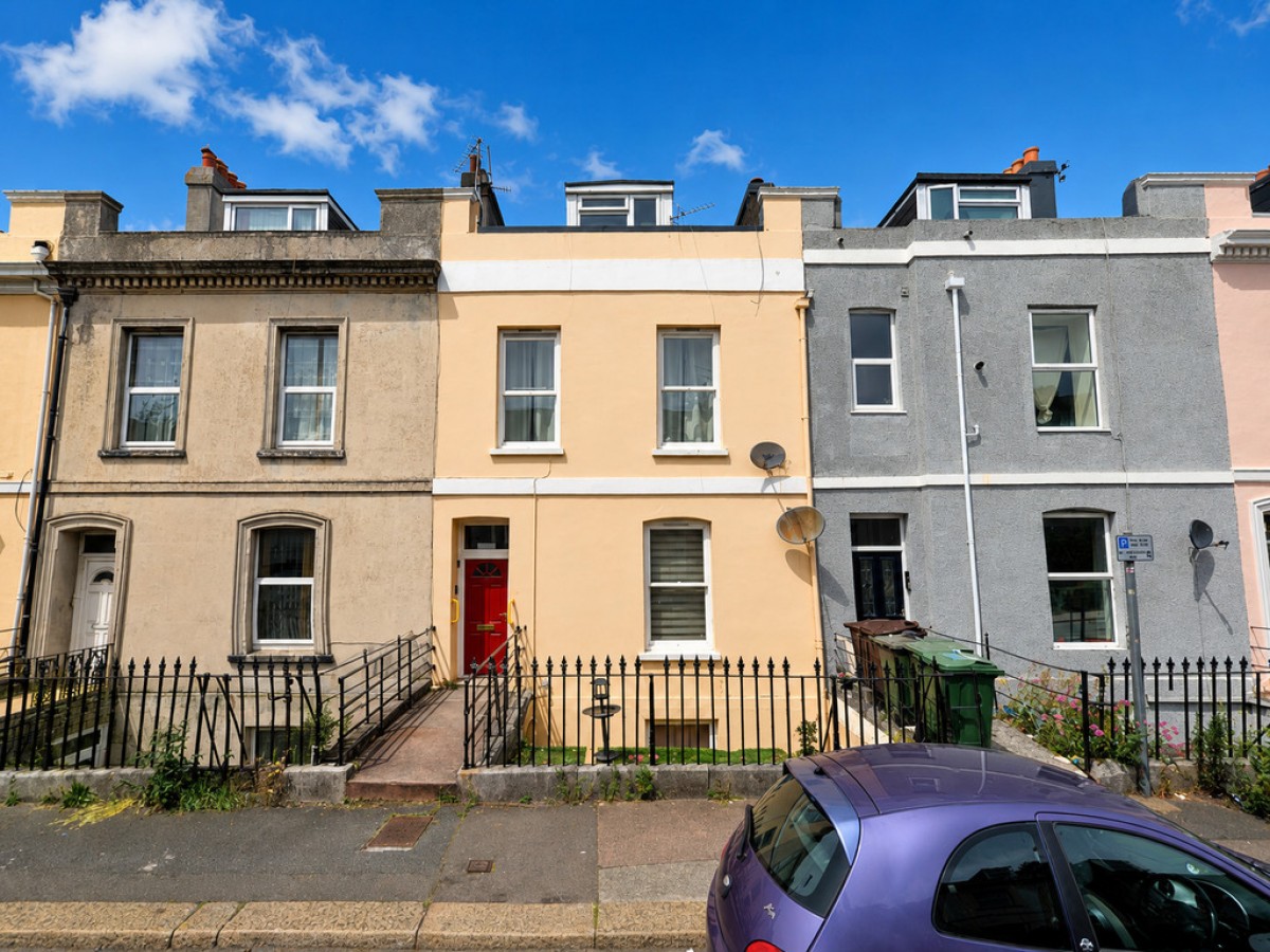 North Road West, Stonehouse