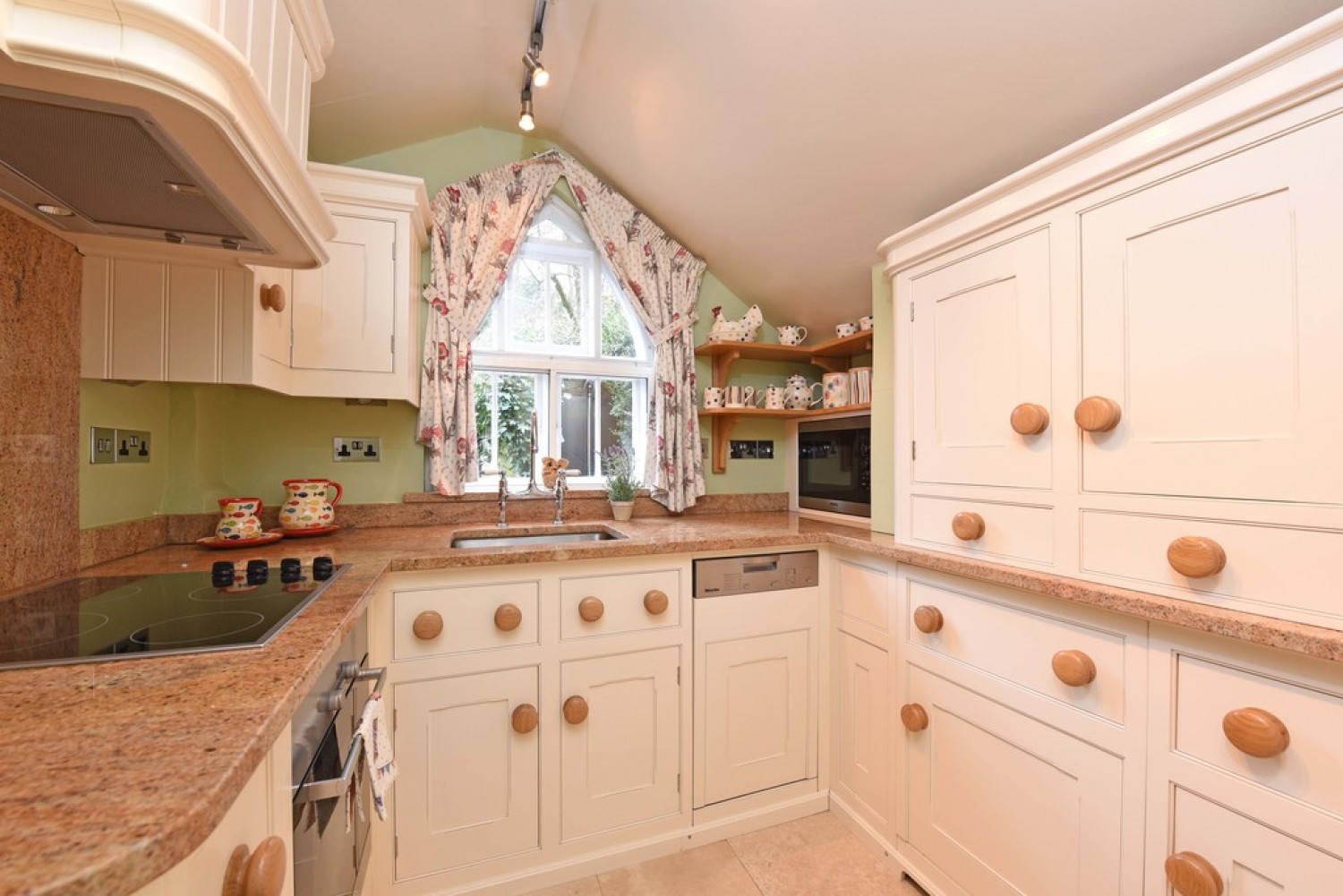 2 bedroom House for Letting Lower Basildon - 5 mins drive Pangbourne &amp; Goring