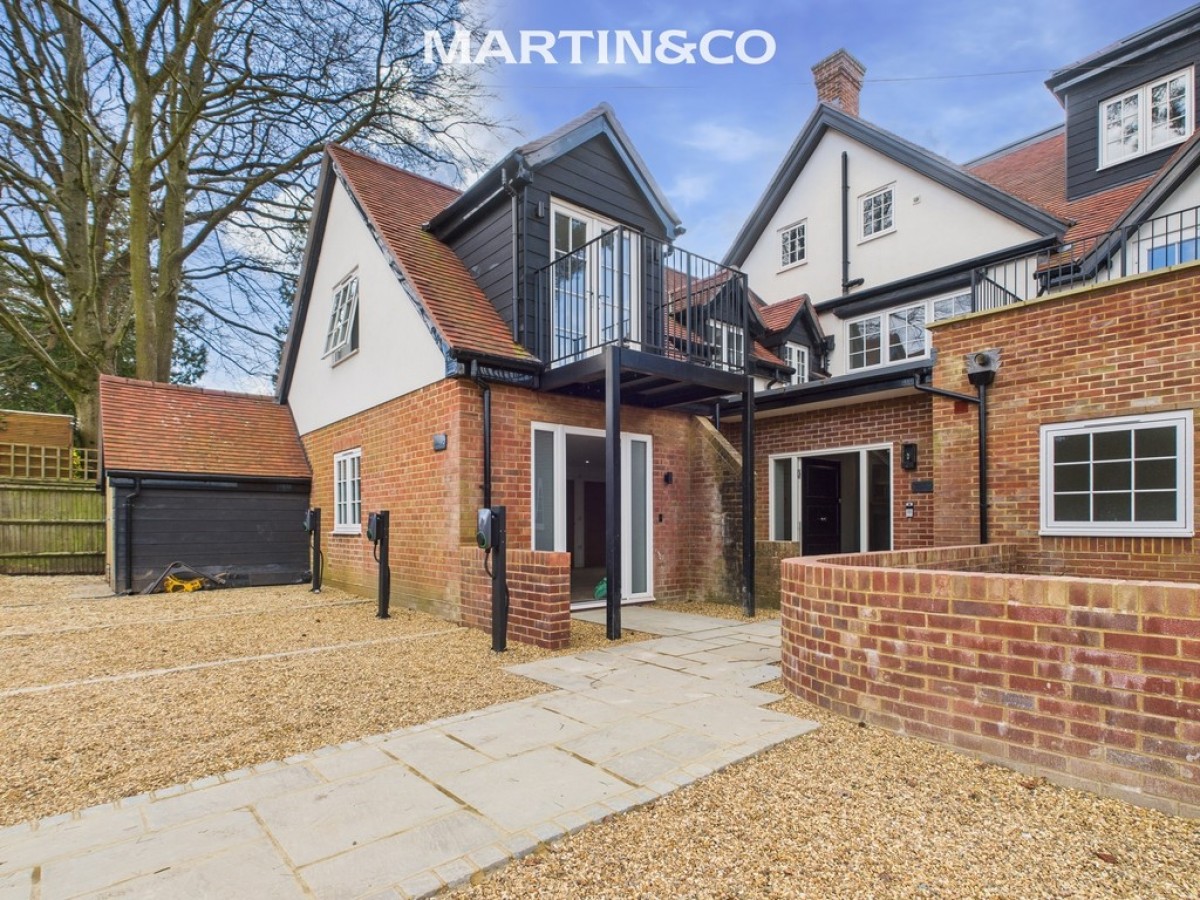 Oakingham Court, 18 Heath Hill Road North