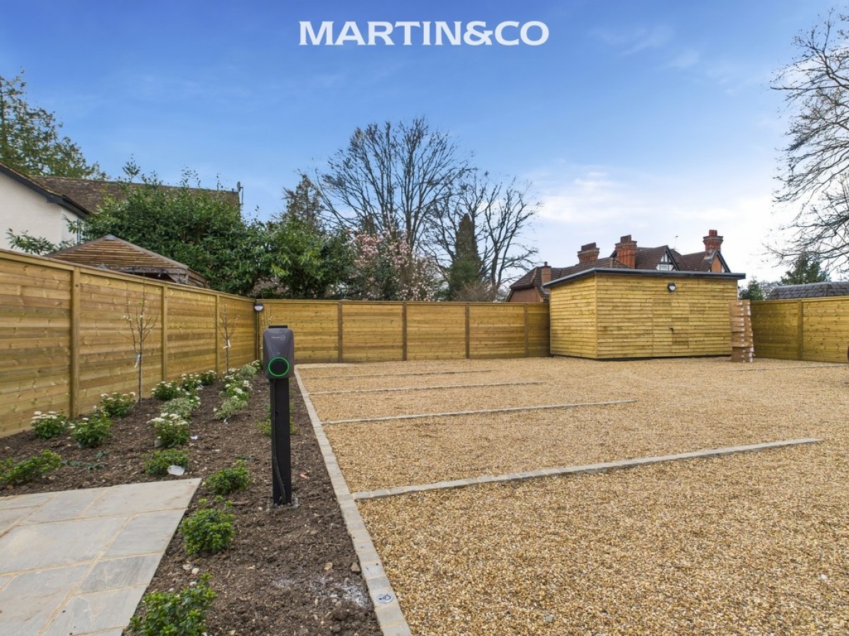 Oakingham Court, 18 Heath Hill Road North