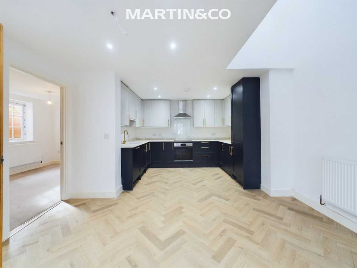 Oakingham Court, 18 Heath Hill Road North