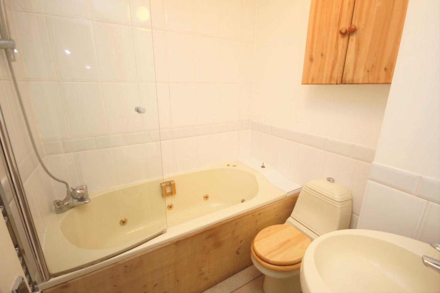 2 bedroom Flat for Auction Grainford Court, Crescent Road, Wokingham