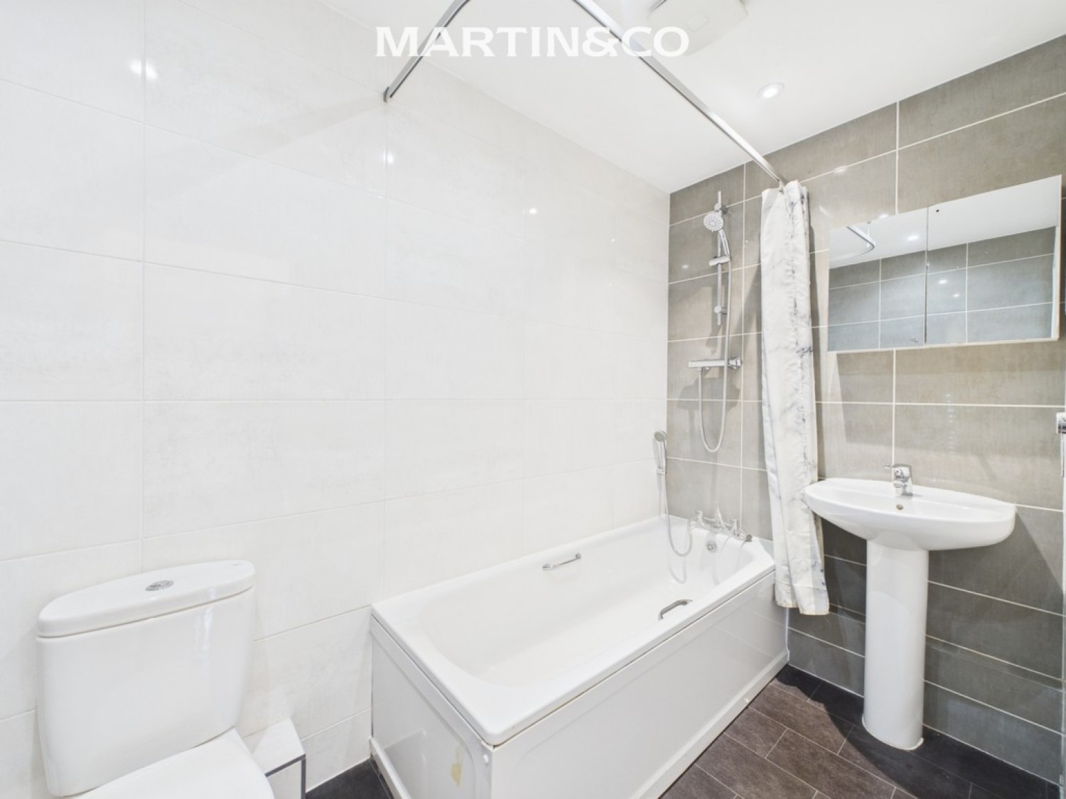 2 bedroom Flat in Outfield Crescent, Wokingham