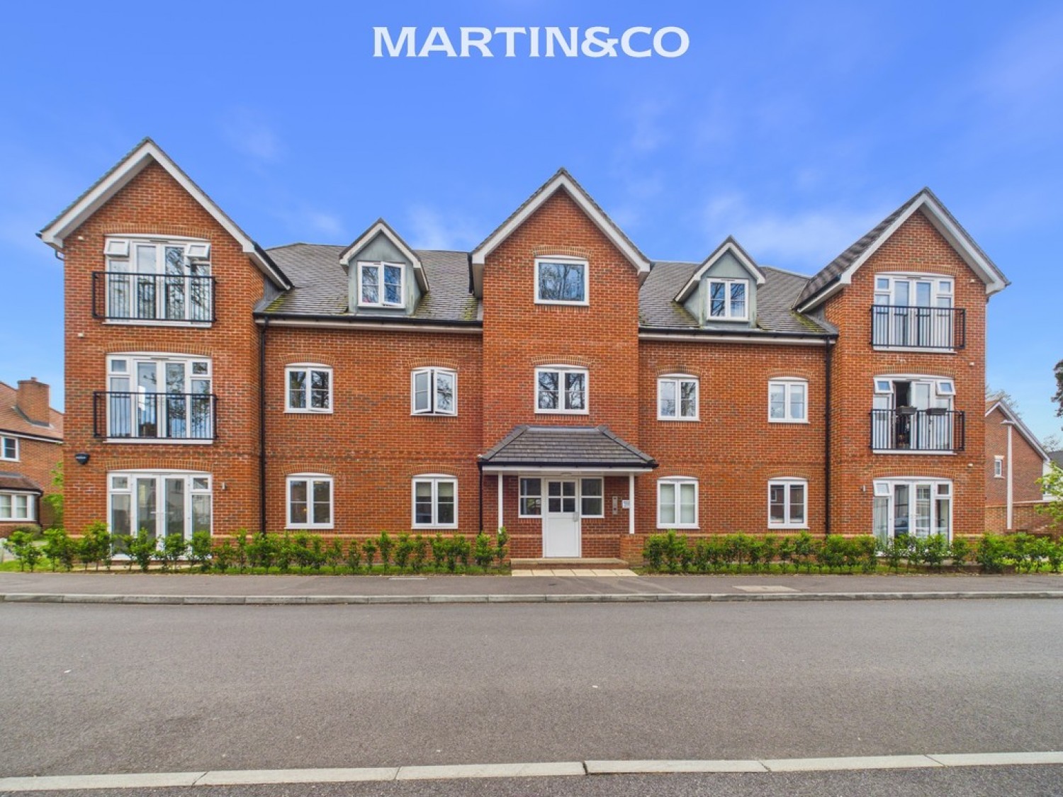 2 bedroom Flat for Sale Brooms Court, Crowthorne