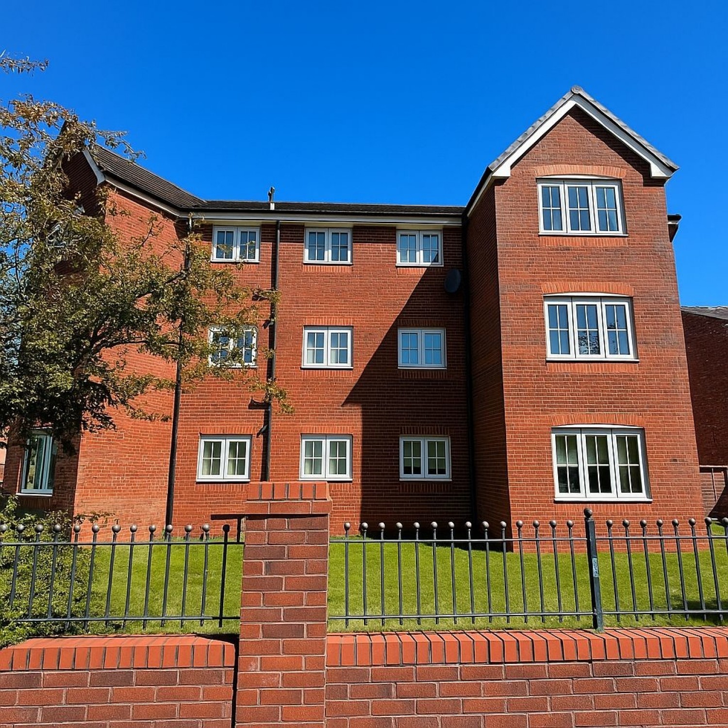 2 bedroom Flat for Sale Brentwood Grove, Leigh