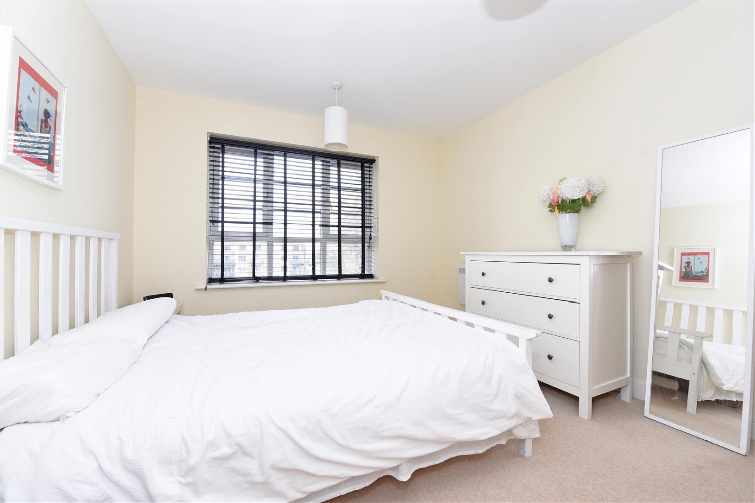 Wallis Square, Farnborough
