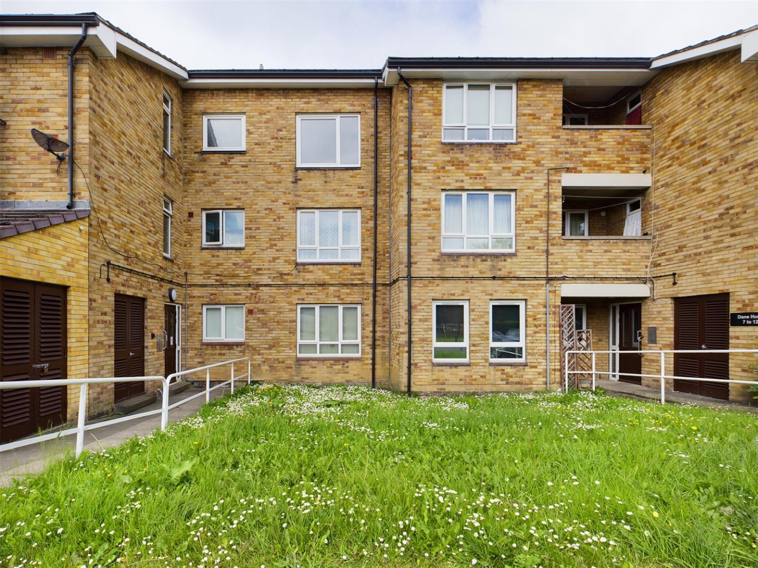 2 bedroom Flat for Letting Viking Road, Pontefract