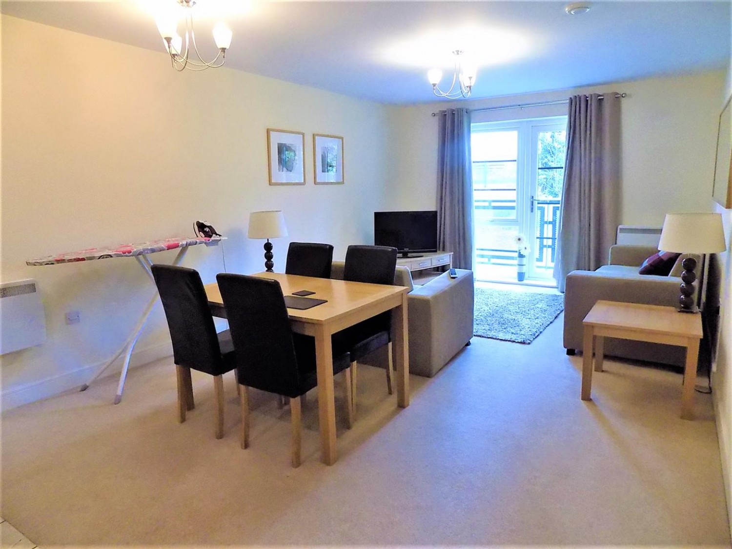 2 bedroom Flat for Letting Lynx Court, Wallis Square, Farnborough