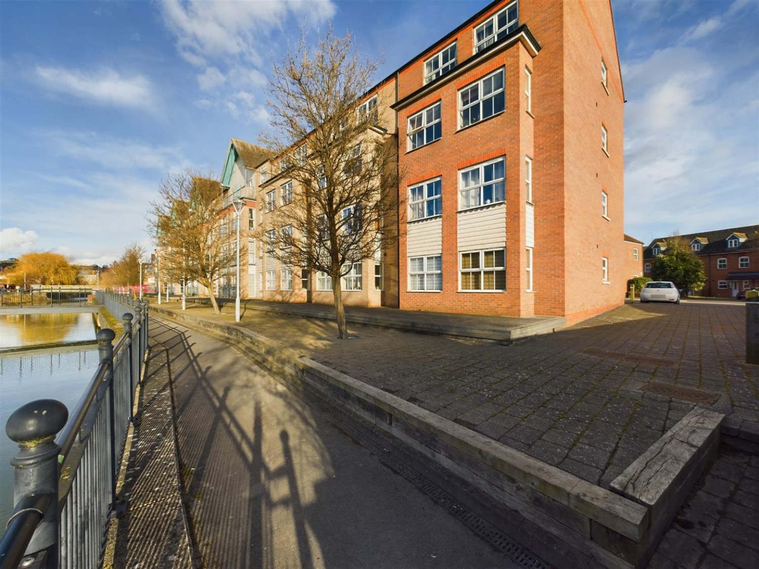 Riverside Drive, Anchor Quay