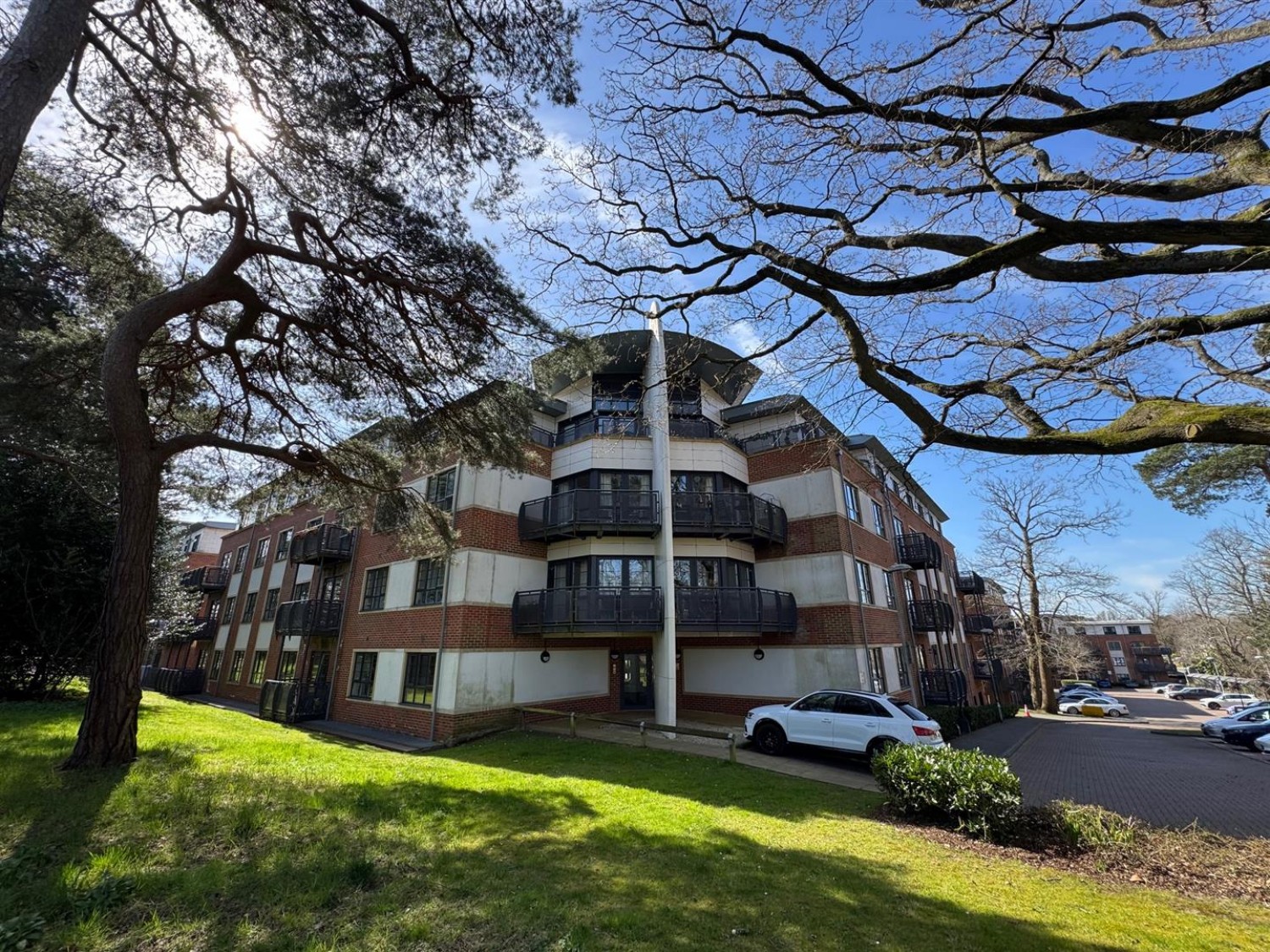 Wallis Square, Farnborough