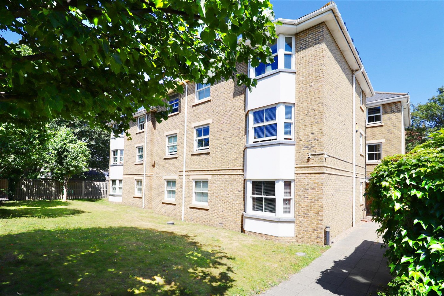Coopers Court, Coopers Road