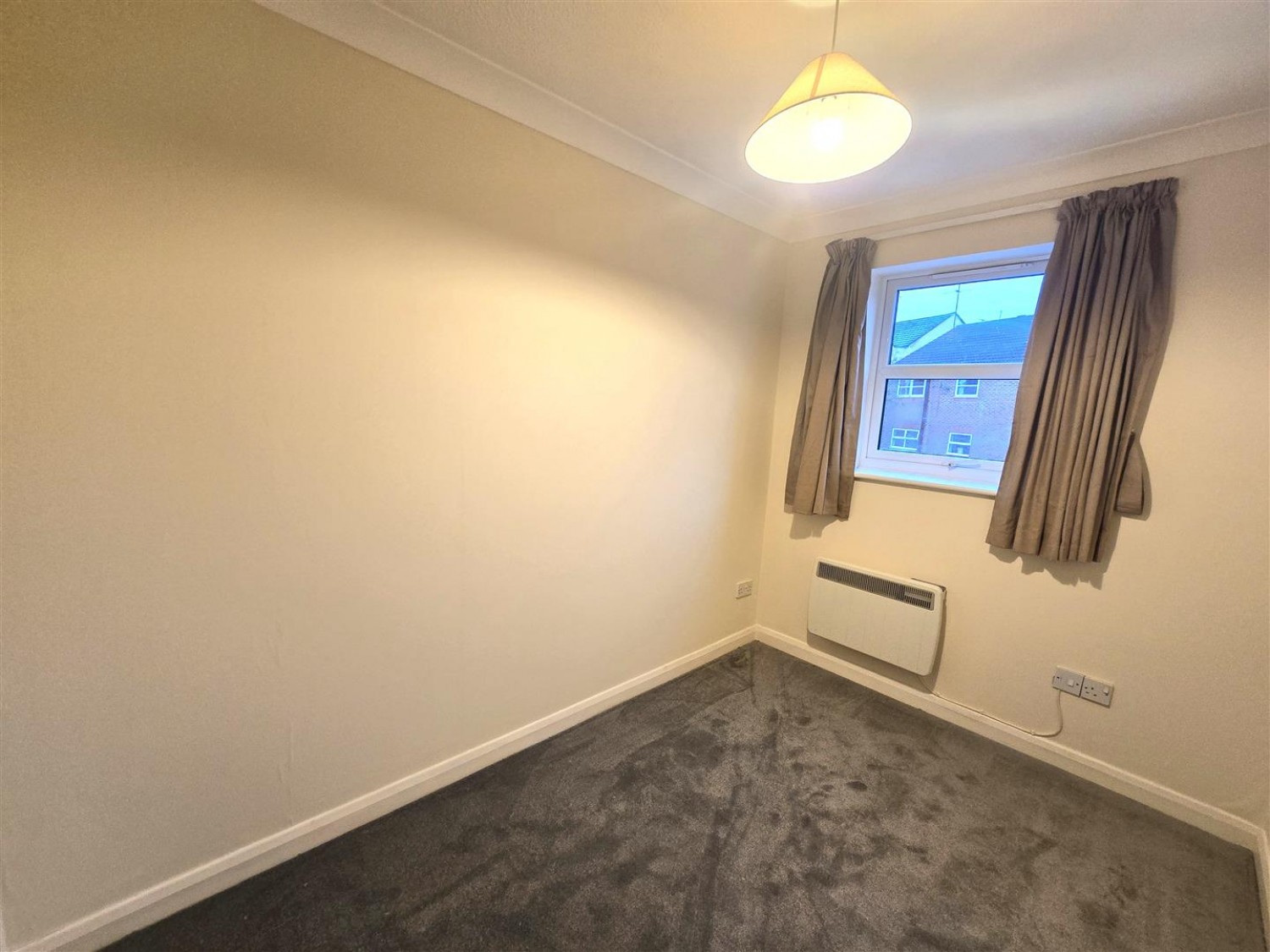 2 bedroom Flat for Letting Phoenix Court, Elms Road