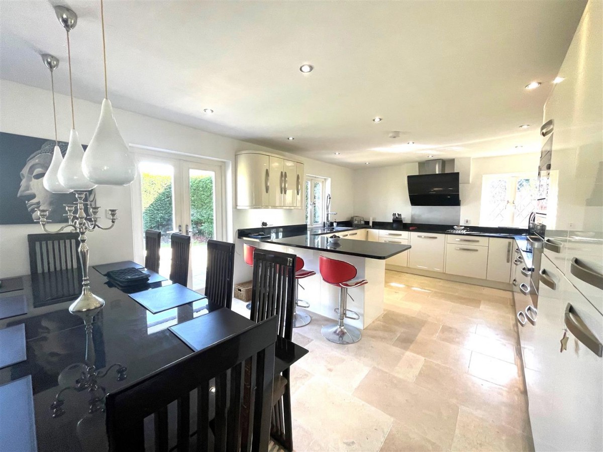 Farnborough Road, Farnham