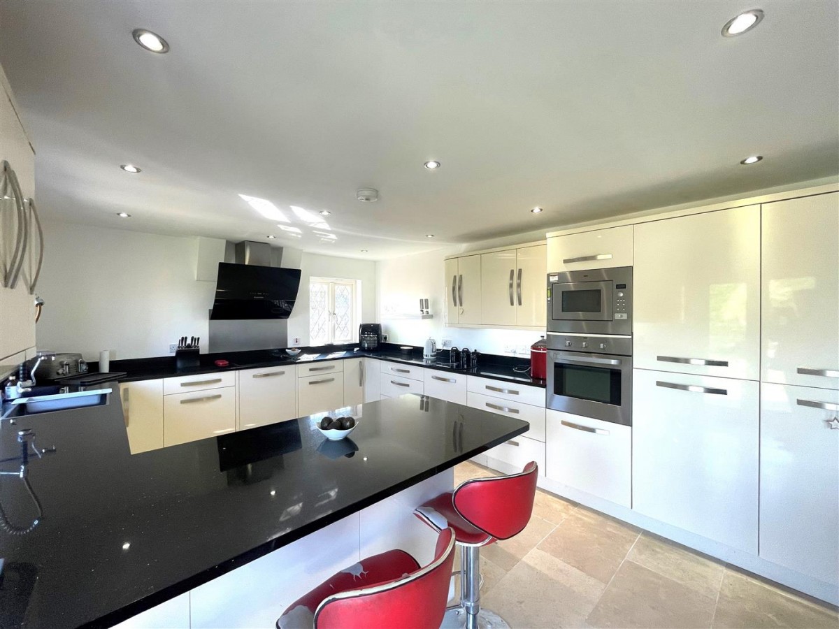 Farnborough Road, Farnham