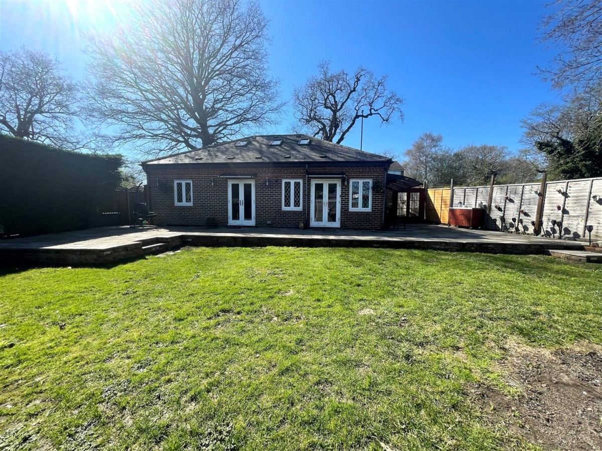 Farnborough Road, Farnham