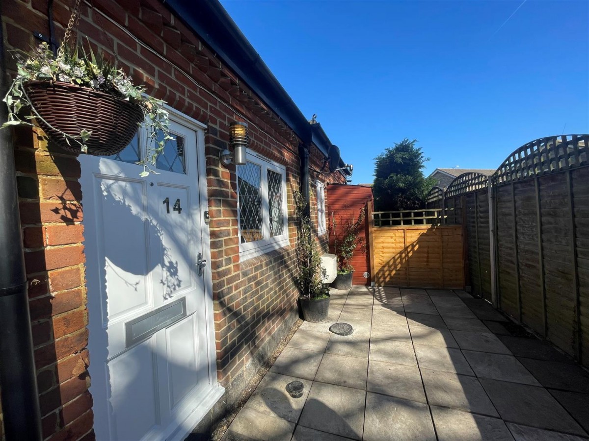 Farnborough Road, Farnham