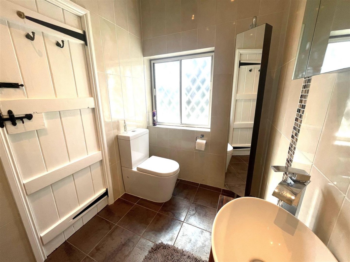 Farnborough Road, Farnham