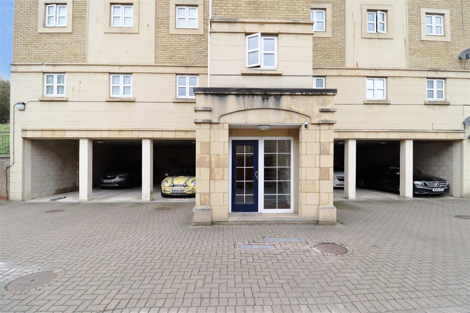 2 bedroom Flat for Sale Sandpiper Close, Waterstone Park