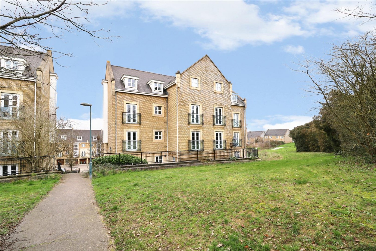 2 bedroom Flat for Sale Sandpiper Close, Waterstone Park