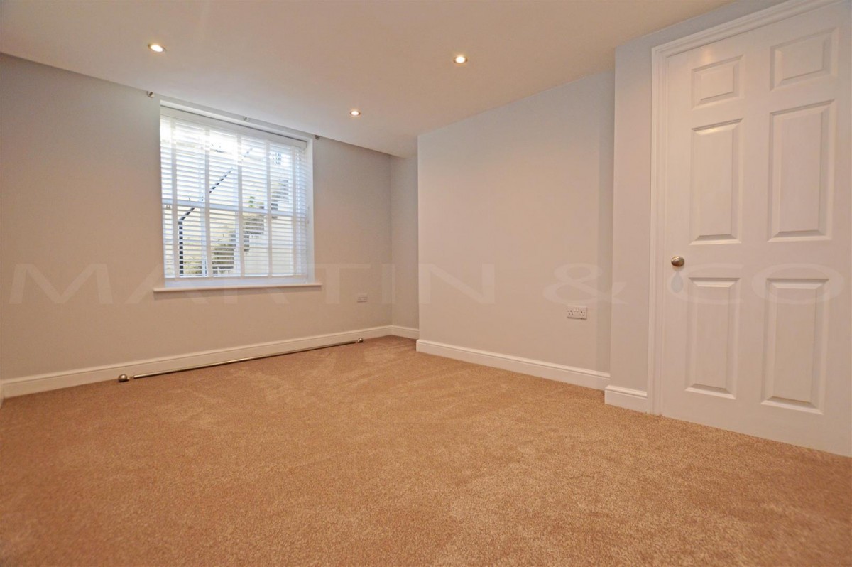 New Road Avenue, Chatham