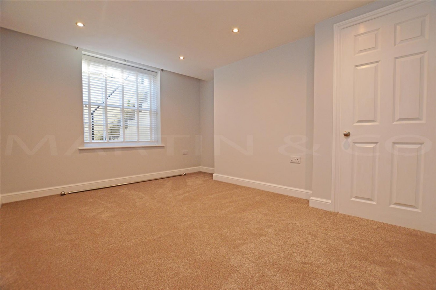 2 bedroom Flat for Letting New Road Avenue, Chatham