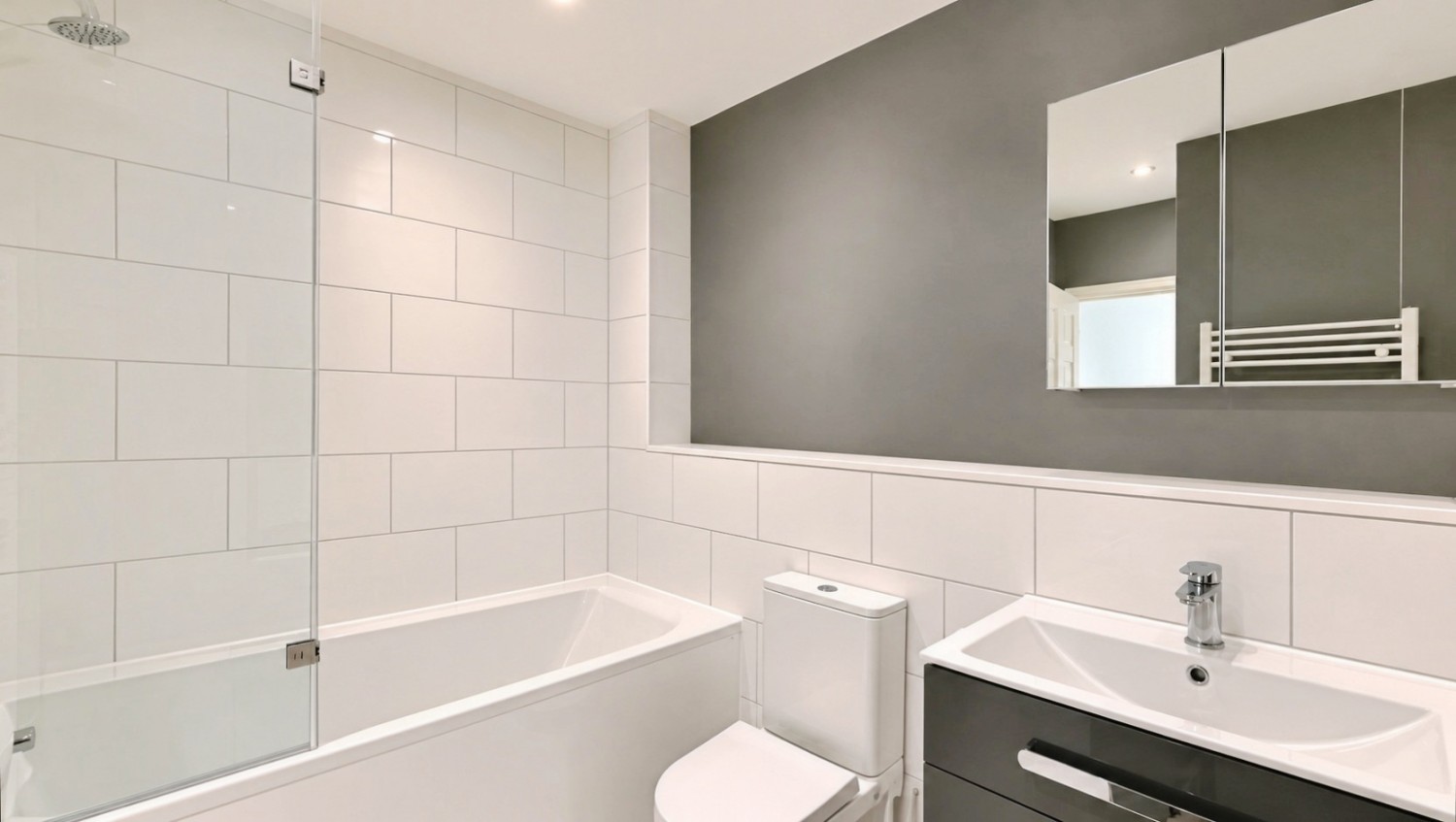 3 bedroom Flat for Letting Tredenham Close, Farnborough