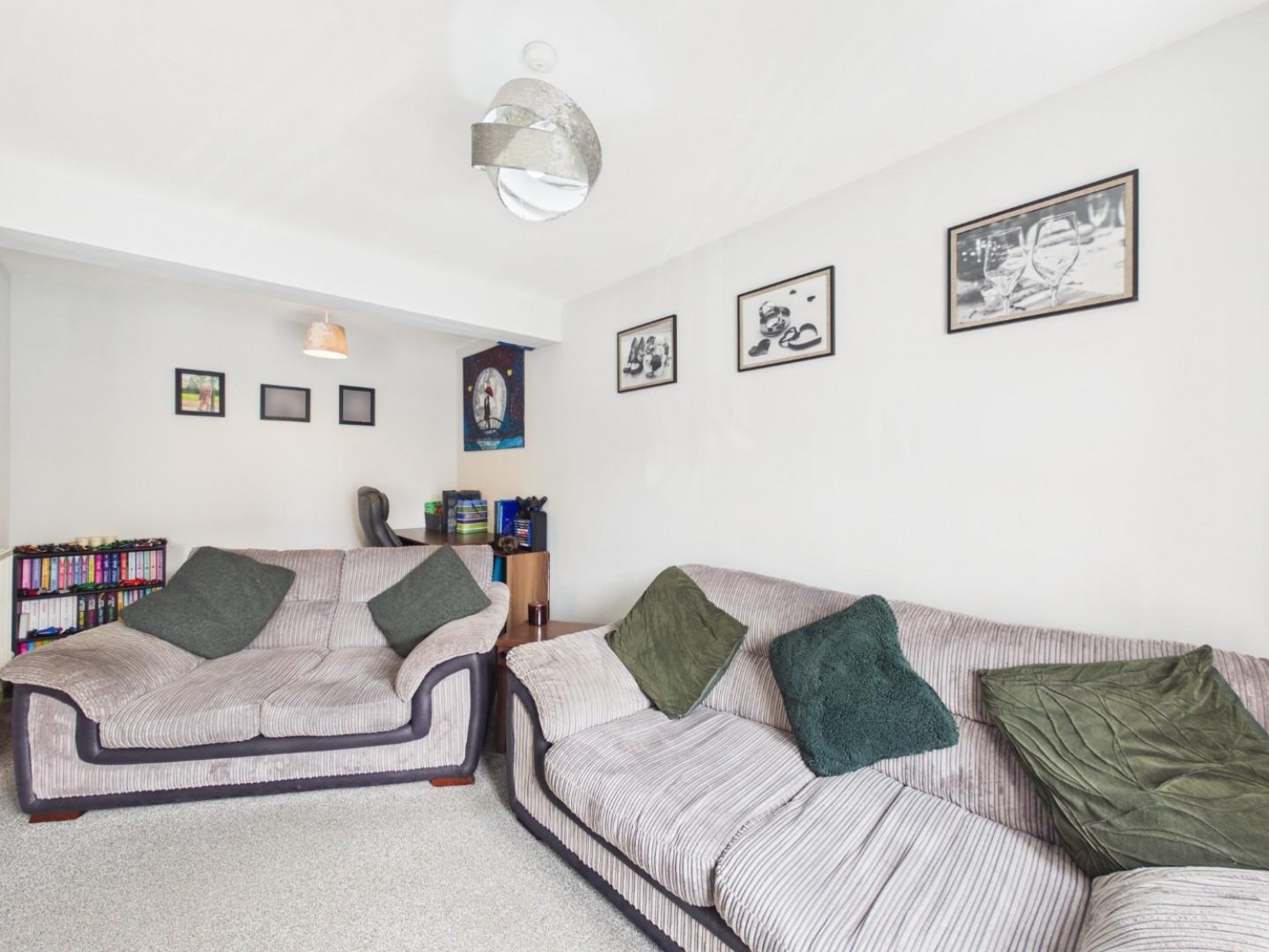 4 bedroom House for Sale Greenfinch Crescent, Witham St Hughs