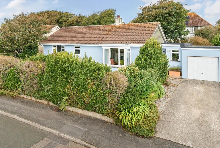 Spacious detached bungalow, Mullion