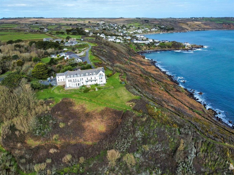 Three bed top floor holiday apartment, Coverack
