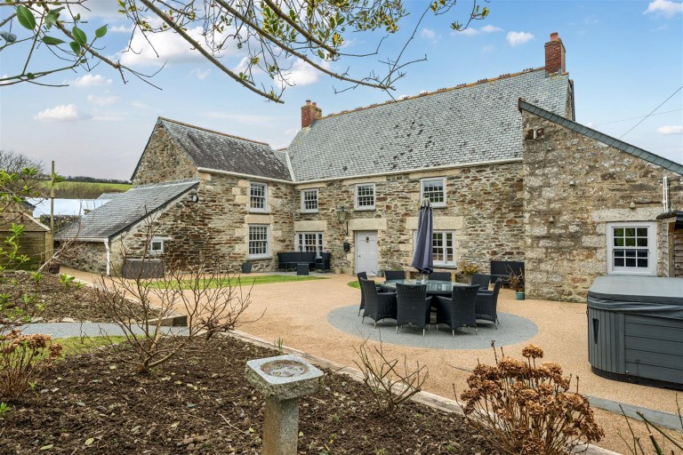 An Exquisite Farmhouse with Paddock, close to Helston