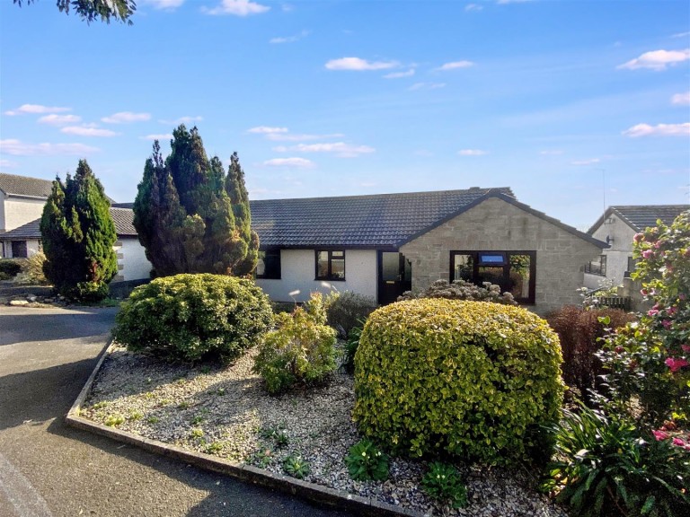 Detached bungalow, end of cul de sac, Hayle