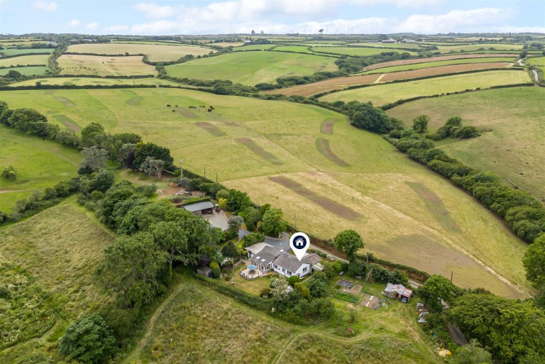 Three bedroom bungalow with paddock, Tregidden, St. Martin