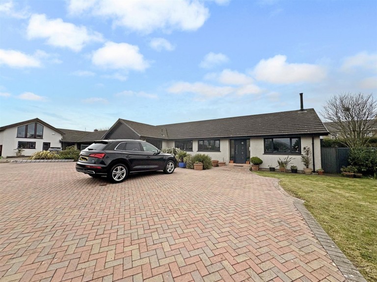 Light and spacious bungalow, Connor Downs
