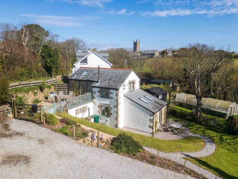 Gorgeous property with large gardens, Breage