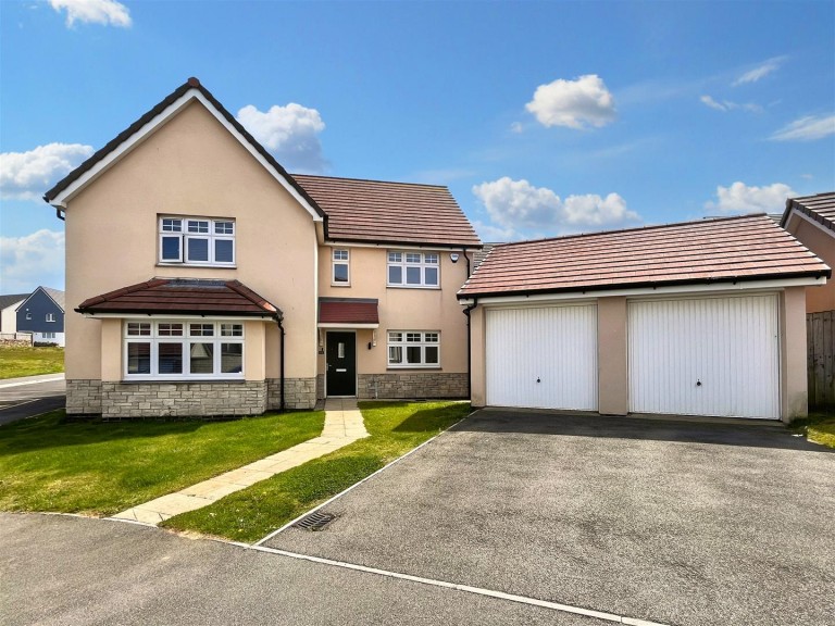Modern family home on corner plot, Hayle