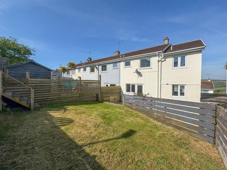 Family home with views, Helston