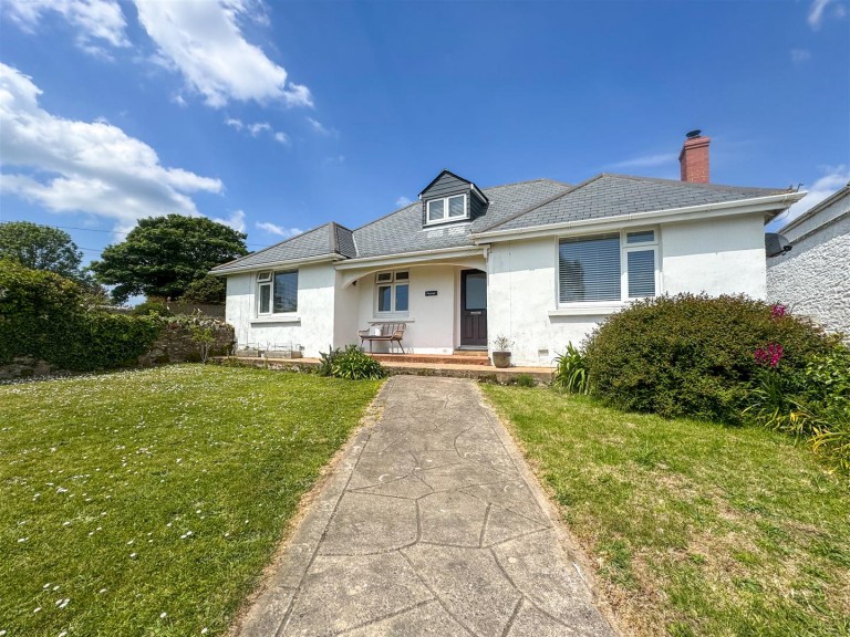 Delightful bungalow in village location, Breage
