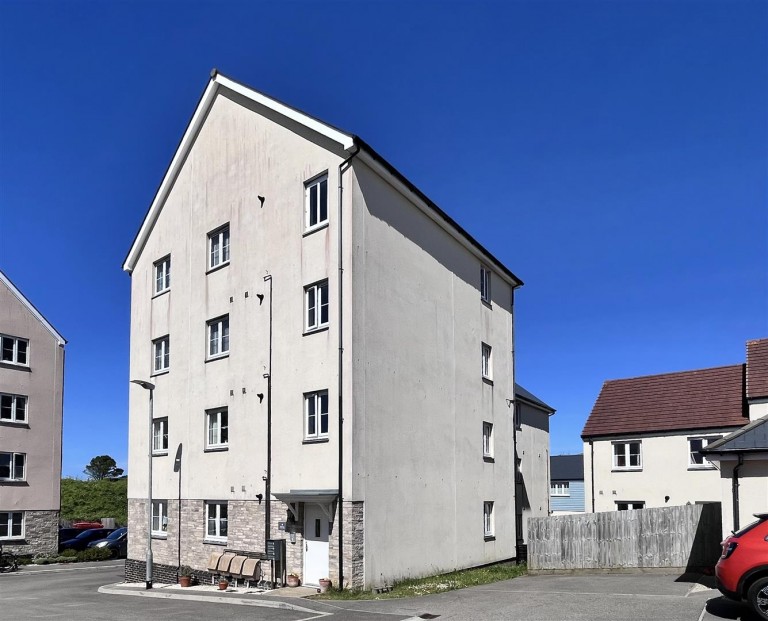 Modern top floor flat, Hayle