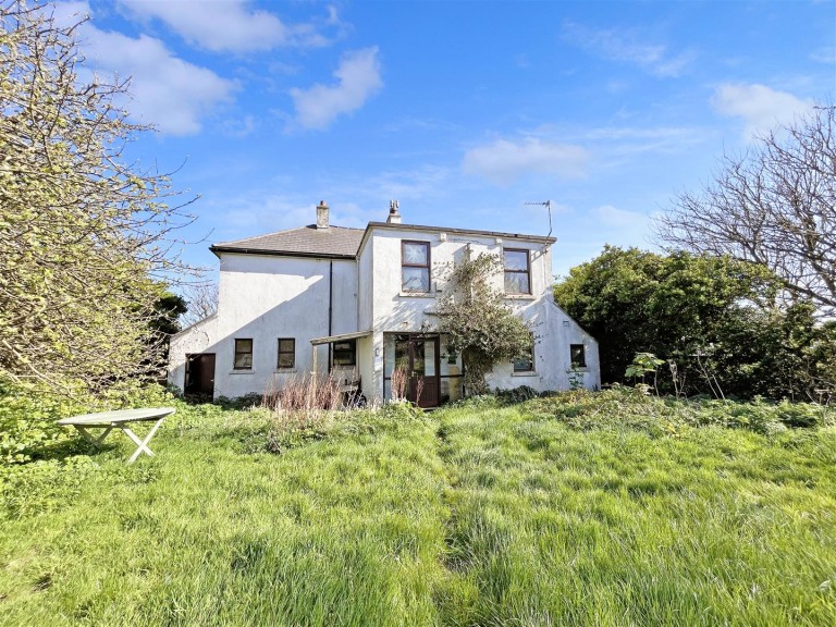 Spacious home with stunning views, Treen