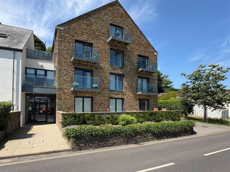 Ground floor apartment in the village of Porthleven