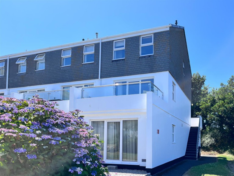 Two bedroom maisonette with views, St. Ives
