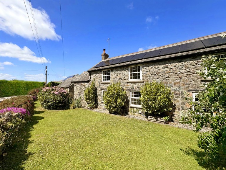 Four bed house and two one bed cottages, Kuggar