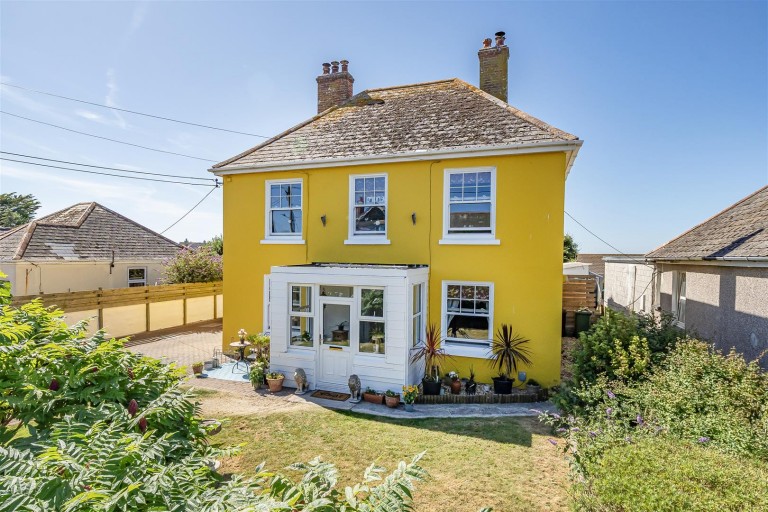 Versatile detached character home, Mullion