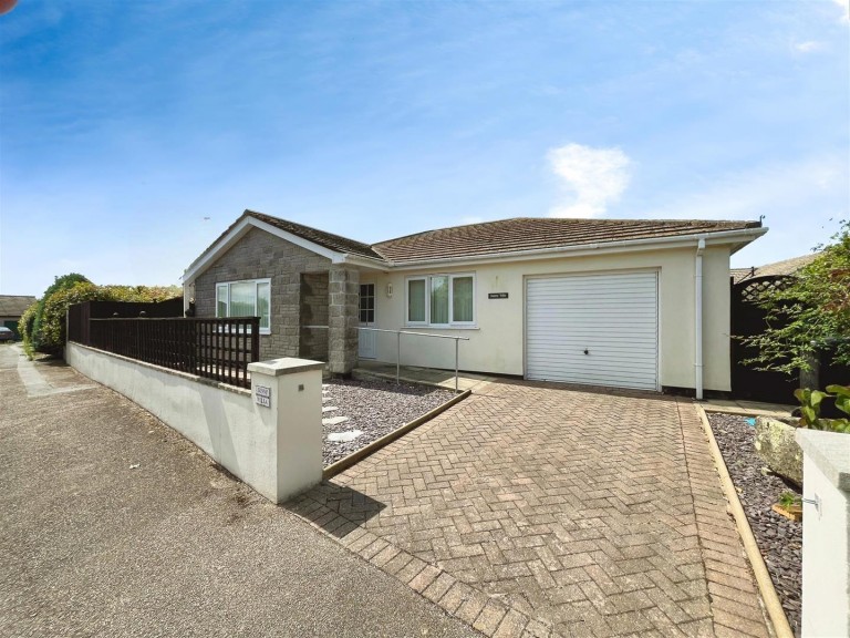 Detached bungalow with no onward chain, Hayle