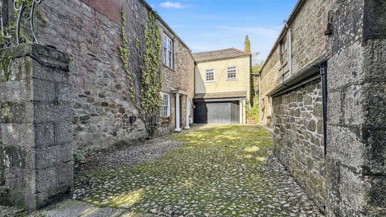 Tucked away home close to the town, Helston