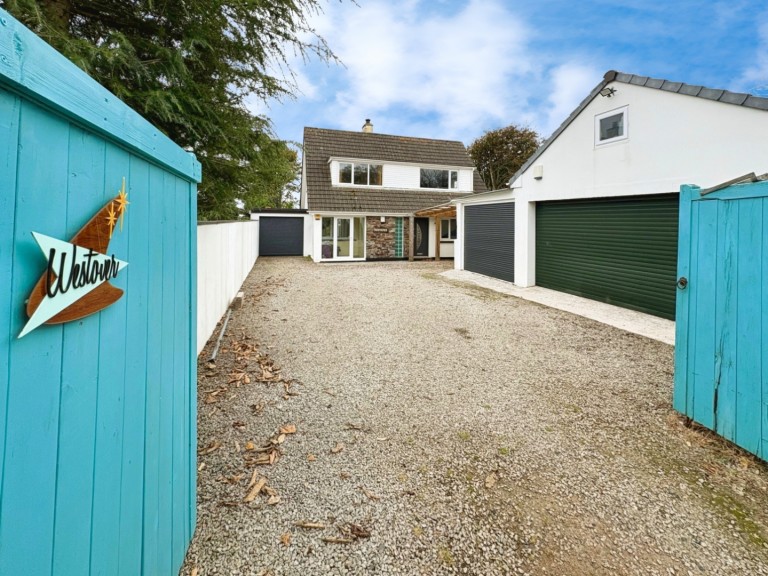 Detached House with large gardens, Leedstown