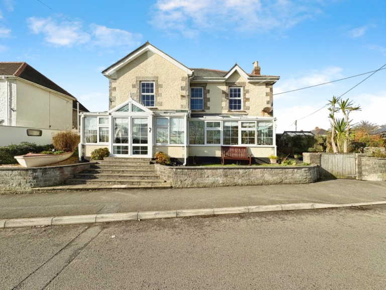 Mullion, Versatile and substantial seven bed home