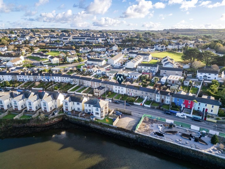 Hayle, Double fronted home moments from town