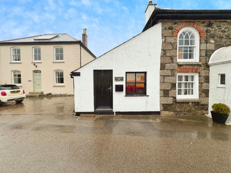 St Keverne, One bedroom home in village location