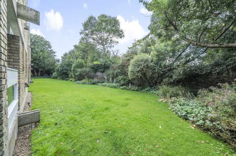 2 Langham House Close, Richmond